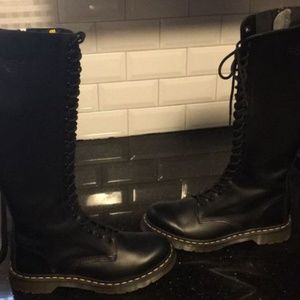 Dr. Martens 1B60, 20-Eye Knee-High Boots